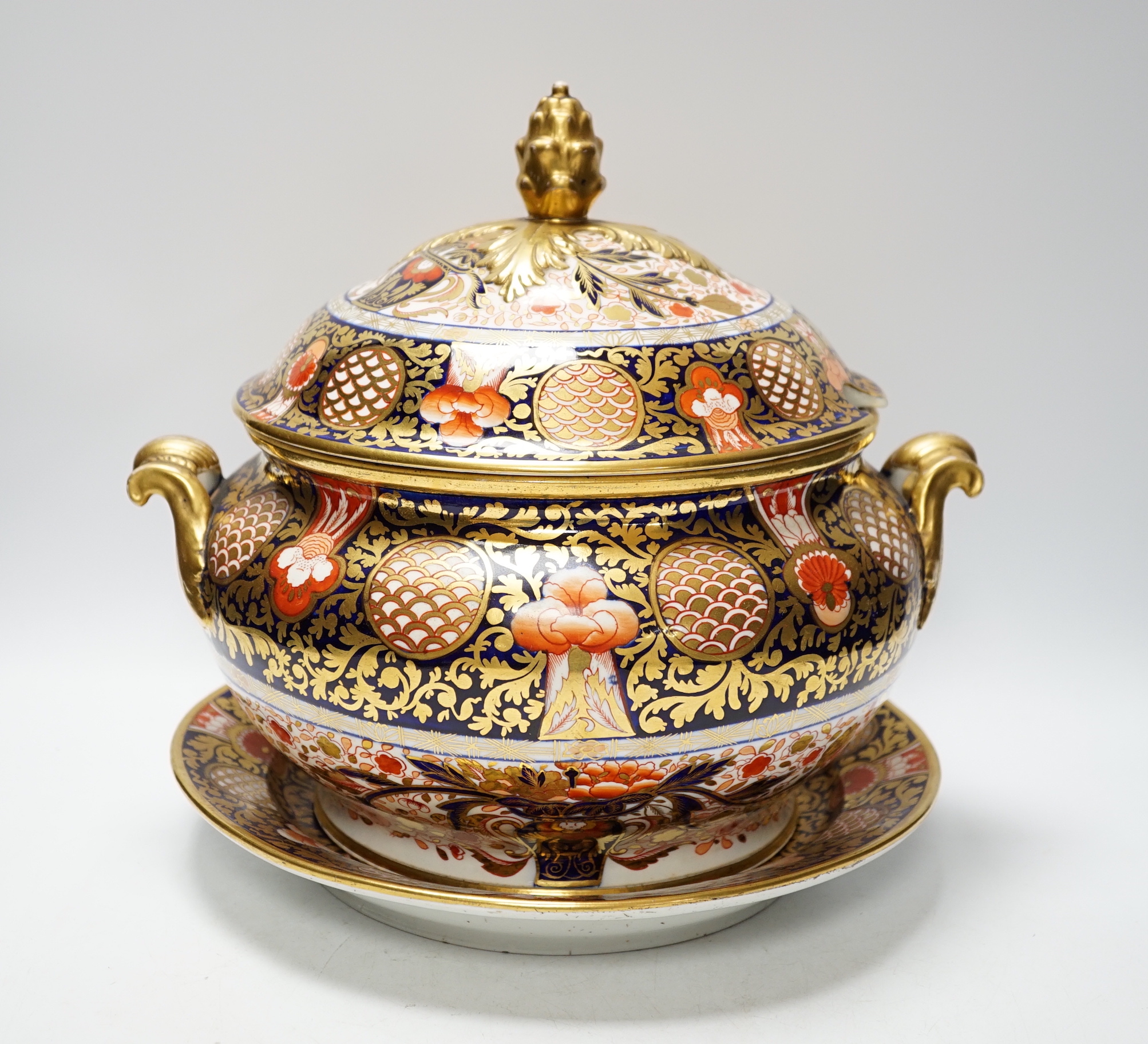 An early 19th century soup tureen on stand with cover, ‘Japan pattern’, 29cm high